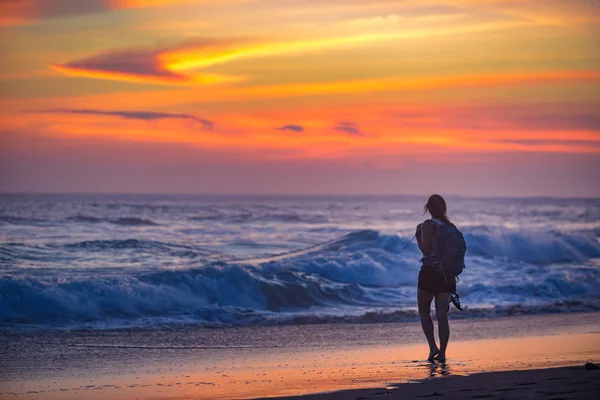 Promenade sur la plage au coucher du soleil — Photo