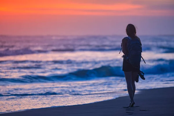 Promenade sur la plage au coucher du soleil — Photo