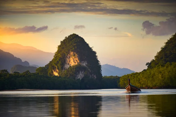 Barco tailandés tradicional Rua Hang Yao Krabi Tailandia Caliza Clif — Foto de Stock