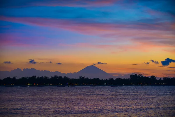 Gunung Agung ile Gili Trawagan backgro aktif bir yanardağ — Stok fotoğraf