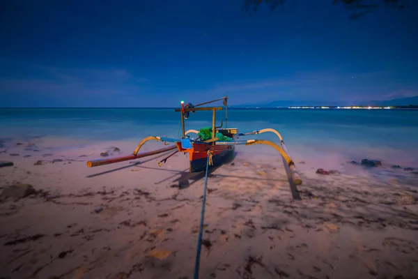 Bateau de pêche traditionnel sur l'île de Gili Meno Idonesia — Photo