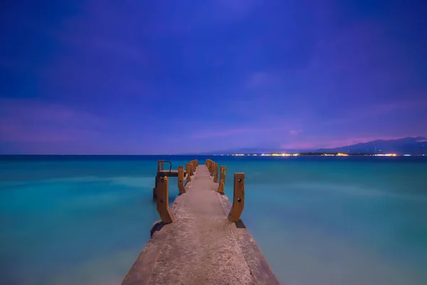 ギリメノ島の小さな桟橋のロングエクスポージャーショット — ストック写真