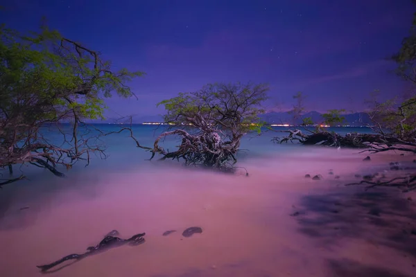 Gili Meno på natten, Lombok Island i bakgrunden — Stockfoto