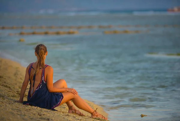 Młoda kobieta relaksująca się na plaży na wyspie Gili Meno — Zdjęcie stockowe