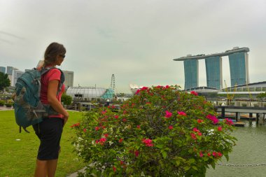Singapur Marina Bay Sands bakarak Turist