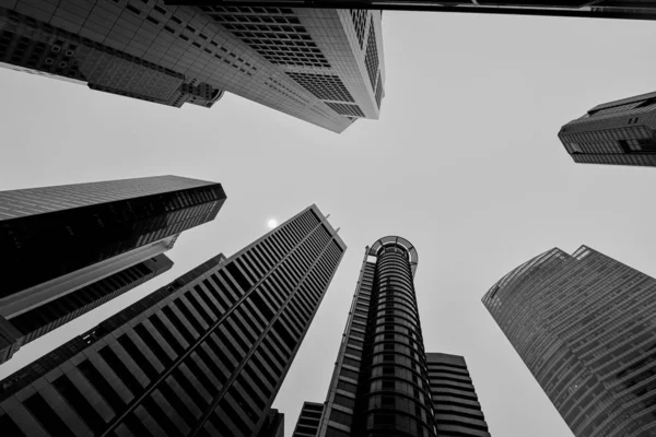 Grattacieli moderni nel quartiere finanziario visto dal basso.Bla — Foto Stock
