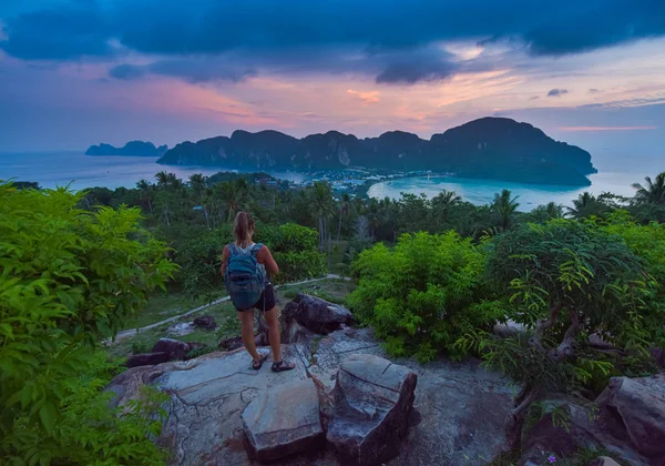 Mochilero femenino admira hermoso paisaje del Ko Phi Phi — Foto de Stock