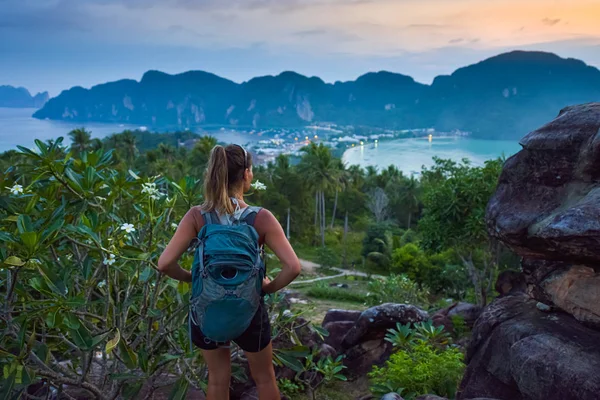 Chica mochilero admira hermoso paisaje de la Ko Phi Phi a — Foto de Stock