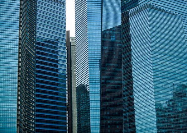 Μπλε γυάλινη επιφάνεια τοίχο ουρανοξύστη κοντά, οικονομική πόλη — Φωτογραφία Αρχείου