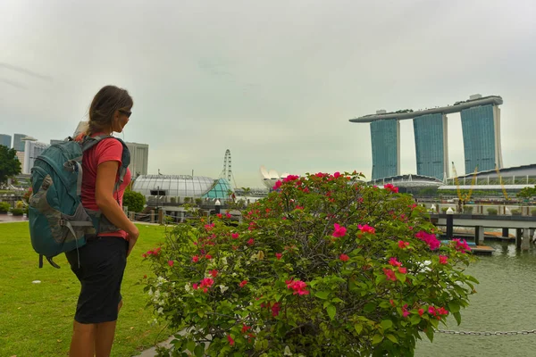 Turismo mirando Marina Bay Sands en Singapur — Foto de Stock