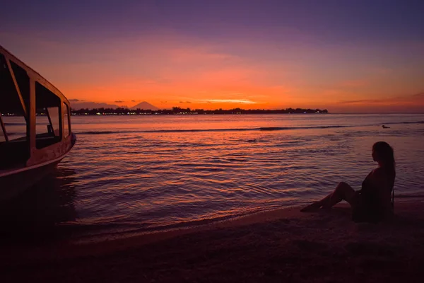 Jeune femme se relaxant sur la plage après le coucher du soleil à Gili Meno, Ind — Photo