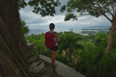 Kata Noi, Karon Sahili ve Patong B 'ye bakan turist gezgini.