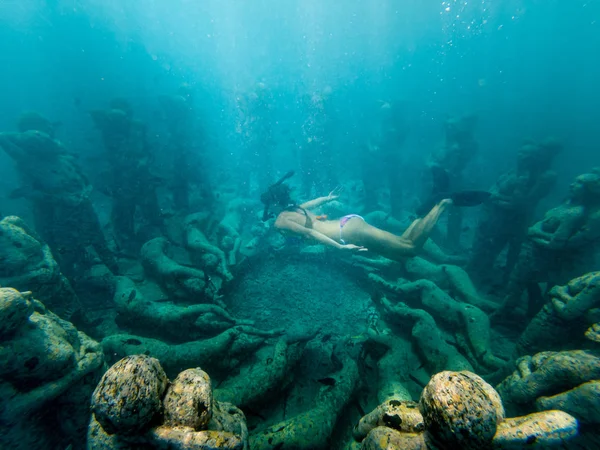 Freediving Girl nada sobre esculturas subaquáticas gili Meno, Sout — Fotografia de Stock