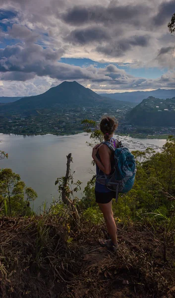 Turist tittar på Mount Batur från toppen av kullen Songan Vil — Stockfoto