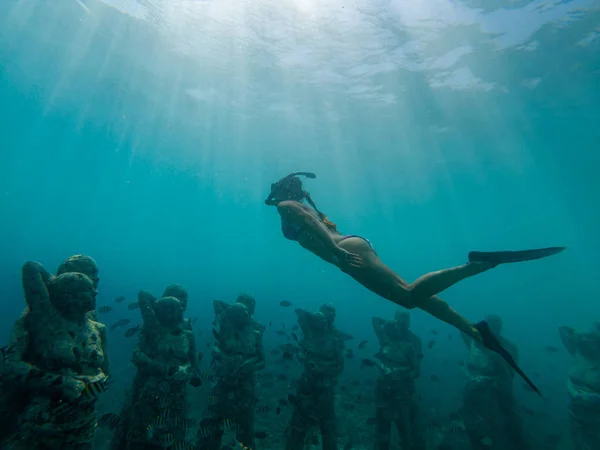 Freediving Girl swims over Underwater sculptures gili Meno, Sout — Stock Photo, Image