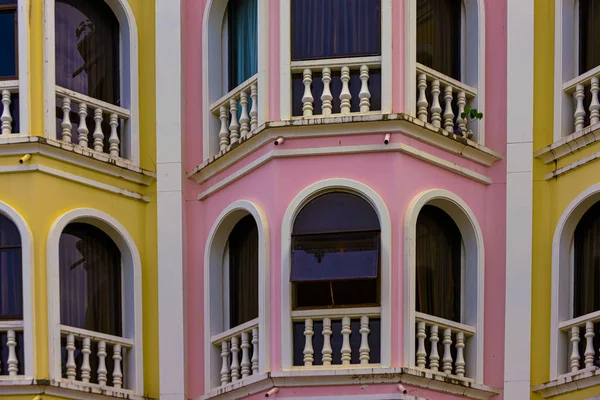 Arquitetura portuguesa sino colorida na cidade velha Phuket — Fotografia de Stock