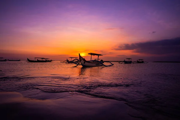 Bateaux de pêche traditionnels à balancier silhouette contre un coucher de soleil — Photo