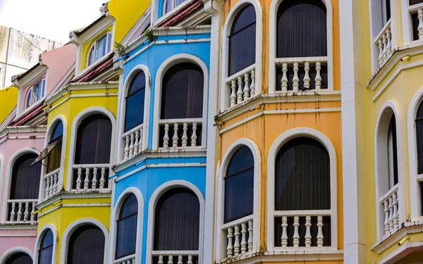 Цветная португальская архитектура в старом городе Пхукет — стоковое фото