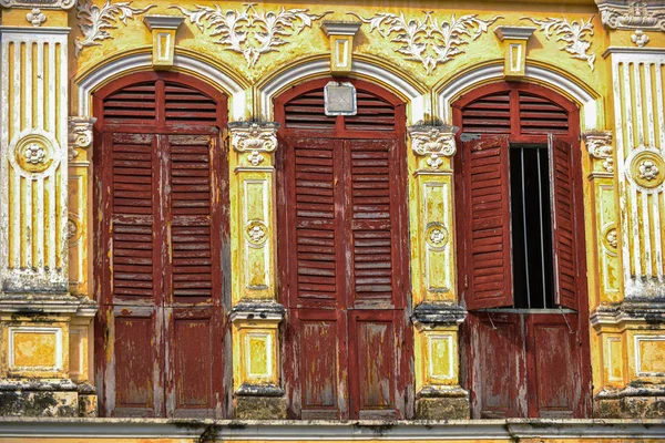 Деревянные двери классической сино-португальской архитектуры в — стоковое фото