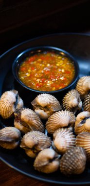 Meşhur Tayland sokak deniz ürünleri. Baharatlı, buğulanmış midye yakın çekim.