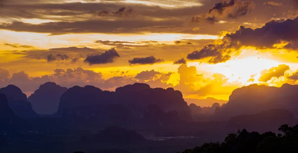 Impresionante puesta de sol detrás de montañas de piedra caliza. Vista desde el Tigre — Foto de Stock