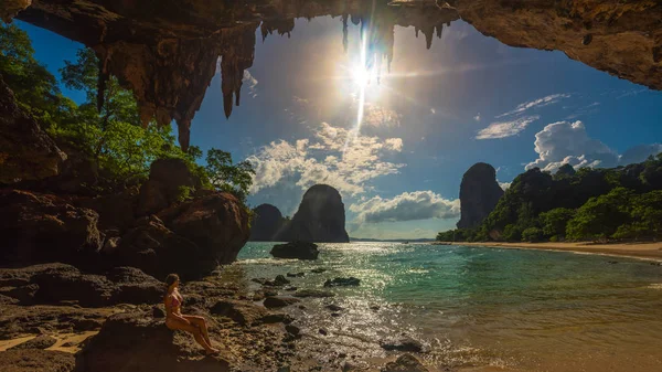 Mujer bikini en La Península del Ferrocarril cerca de Krabi Thaialand — Foto de Stock