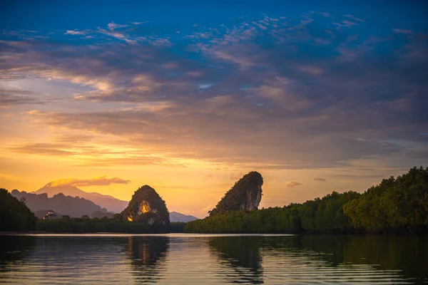 Acantilados de piedra caliza al atardecer, Krabi Tailandia — Foto de Stock