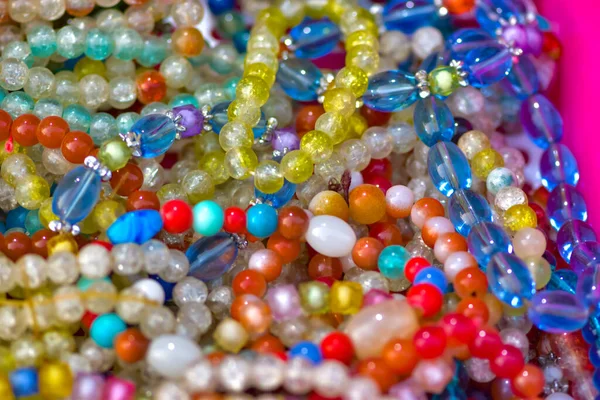Coloridas Pulseras Perlas Collares Patrón Fondo —  Fotos de Stock
