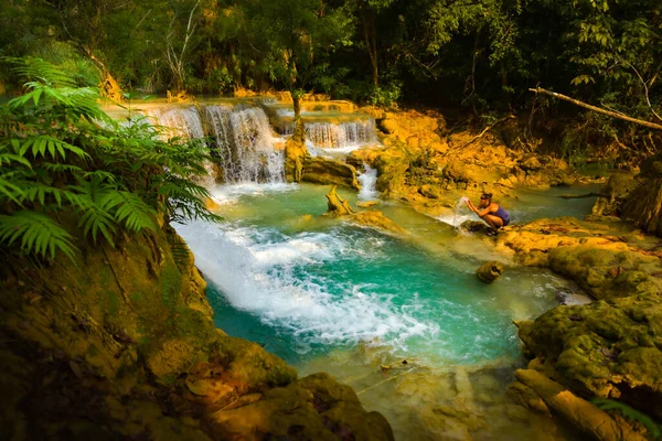 Tat Kuang Wodospady Luang Prabang Northern Laos Kobieta Wylewa Wodę — Zdjęcie stockowe