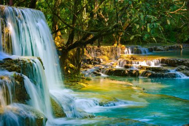 Luang Prabang Laos 'un güneyinde yer alan Kuang Xi veya Tat Kuang Si Gorgeous şelalesi.