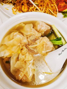 Hamur tatlısı karides çorbası. Tay en sevdiğim yemek, haşlanmış, (genellikle süet ile yapılan) hamur küçük bir kokulu top kızartılmış veya bir tencere içinde pişmiş.