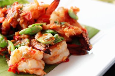 Sataw Fried bükülmüş küme fasulye ile karides, fasulye acı. Bu Güney Tayland Gıda, Kızarmış karides sataw Kapi sataw halk sembolü yaygın popüler Tayland Güney sebze ile tarzıdır.