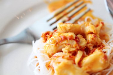 Tayland pirinç noodle ile baharatlı yengeç et Hindistan cevizi sütü köri.