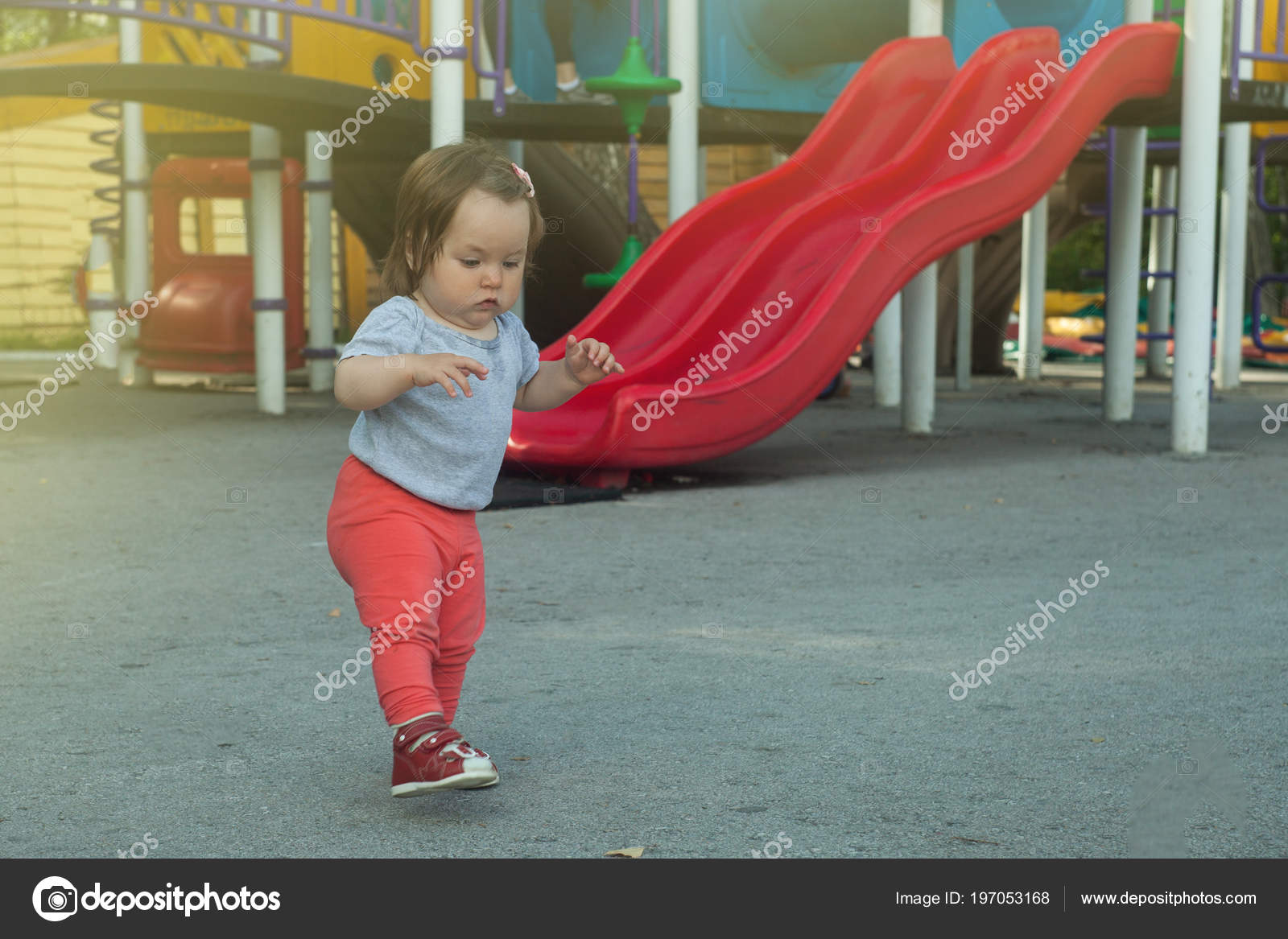 夏の遊び場 最初の独立した手順の女の子の最初のステップです トーンの写真 ストック写真 C Misskaterina54
