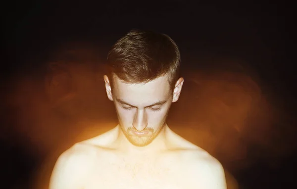 Billy Milligan, çoklu zihinleri, şizofreni, delilik, gölgeler, çığlık kişiliği bölünmüş siyah arka plan, adam, üzgün, baş aşağı, siluet, drama, şiddet, sessizlik, ölçülü, gizli duygular.