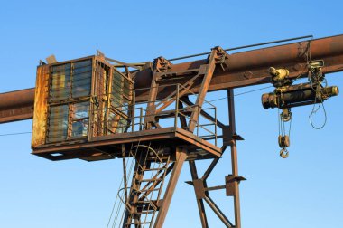 Santral Vinci, teleferik, eski, eski, geçmiş, kırık, terk edilmiş, paslı, kapalı üretim, iş; turuncu; Metal; çevre; Vintage; Eski; Antik; geçmiş; kırık; terk edilmiş; paslı; kapalı üretim