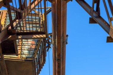 Santral Vinci, teleferik, eski, eski, geçmiş, kırık, terk edilmiş, paslı, kapalı üretim, iş; turuncu; Metal; çevre; Vintage; Eski; Antik; geçmiş; kırık; terk edilmiş; paslı; kapalı üretim