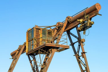 Santral Vinci, teleferik, eski, eski, geçmiş, kırık, terk edilmiş, paslı, kapalı üretim, iş; turuncu; Metal; çevre; Vintage; Eski; Antik; geçmiş; kırık; terk edilmiş; paslı; kapalı üretim