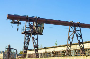 Santral Vinci, teleferik, eski, eski, geçmiş, kırık, terk edilmiş, paslı, kapalı üretim, iş; turuncu; Metal; çevre; Vintage; Eski; Antik; geçmiş; kırık; terk edilmiş; paslı; kapalı üretim