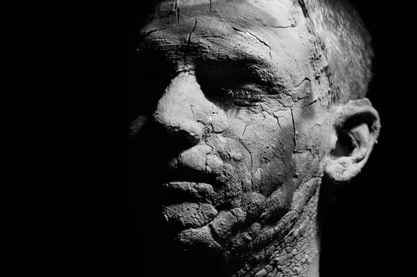 배경에 클로즈 초상화입니다 갈라진된 피부에의 말린된 얼굴에 디스플레이 — 스톡 사진