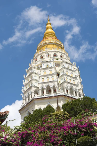 De zeven gelaagde pagode van 1000 Boeddha's in de Kek Lok Si tempel. Pe — Stockfoto