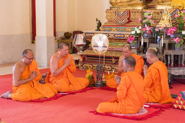 Phuket, Tailândia, 19 / 04 / 2019 - Grupo de monges budistas orando — Fotografia de Stock