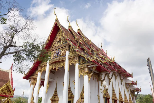 Phuket, Thailand-04/19/2019: Wat Chalong Tempel op Sunny SUMME — Stockfoto