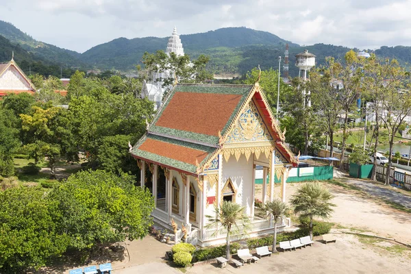 Пхукет, Таїланд-04/19/2019: Wat Чалонг Temple на сонячній б — стокове фото