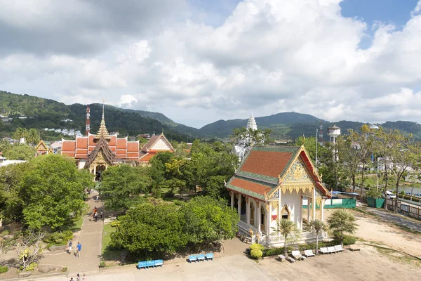 फुकेत, थाईलैंड 04/19/2019: धूप शिखर सम्मेलन पर वाट चालोंग मंदिर — स्टॉक फ़ोटो, इमेज