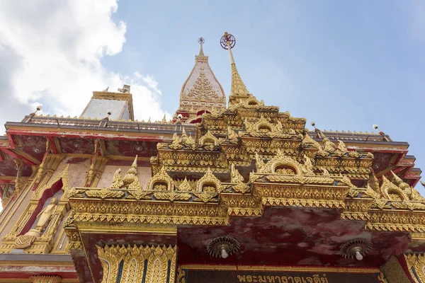 プーケット, タイ - 04/19/2019:ワットシャロン寺院の日当たりの良いサム — ストック写真