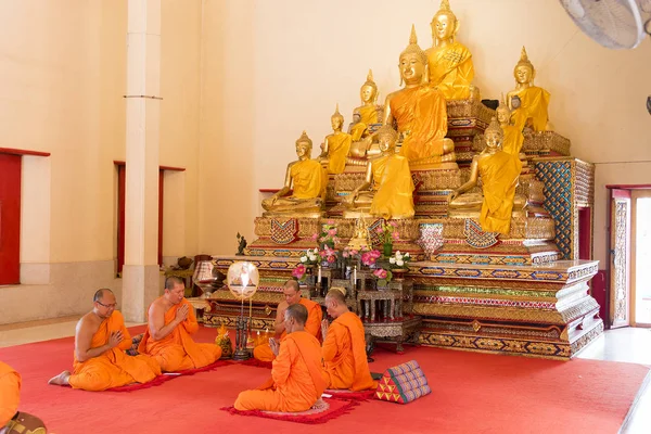 Phuket, Tailândia, 19 / 04 / 2019 - Grupo de monges budistas orando — Fotografia de Stock