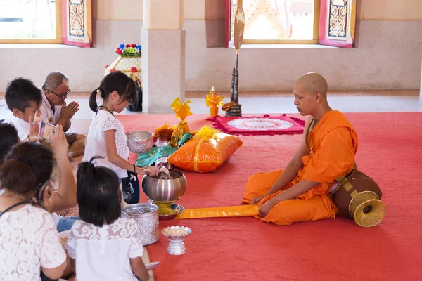 Phuket, Tailândia, 19 / 04 / 2019 - Monge budista solteiro orando com — Fotografia de Stock