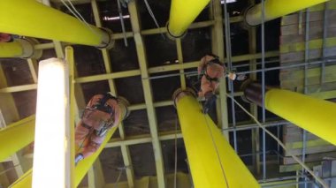 KELANTAN, MALAYSIA - 27 FEBRUARY 2019: Kimliği belirsiz abseiler, Kuyu başında asılı Kişisel Koruyucu Ekipman (PPE).