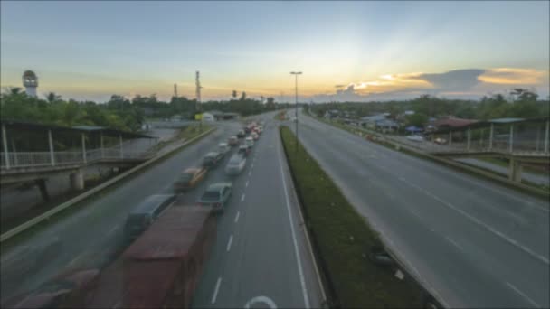 超滑らかな動きとの信号交差点上空表示時間の経過は 日没時に道路上の車両の動きをぼかし — ストック動画